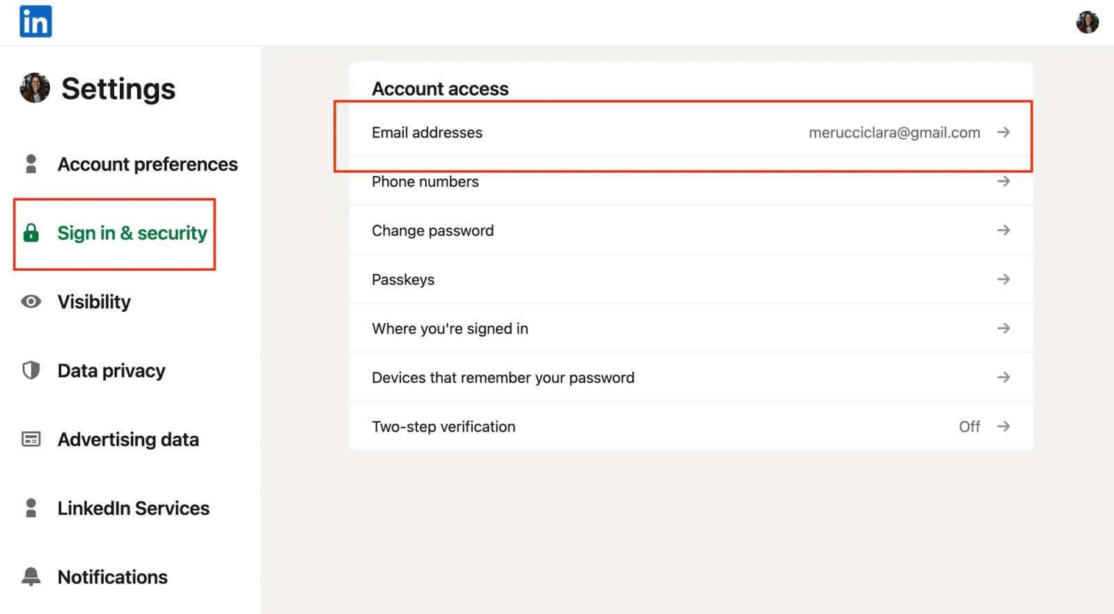 La opción Direcciones de email en Acceso a la cuenta (interfaz en inglés)